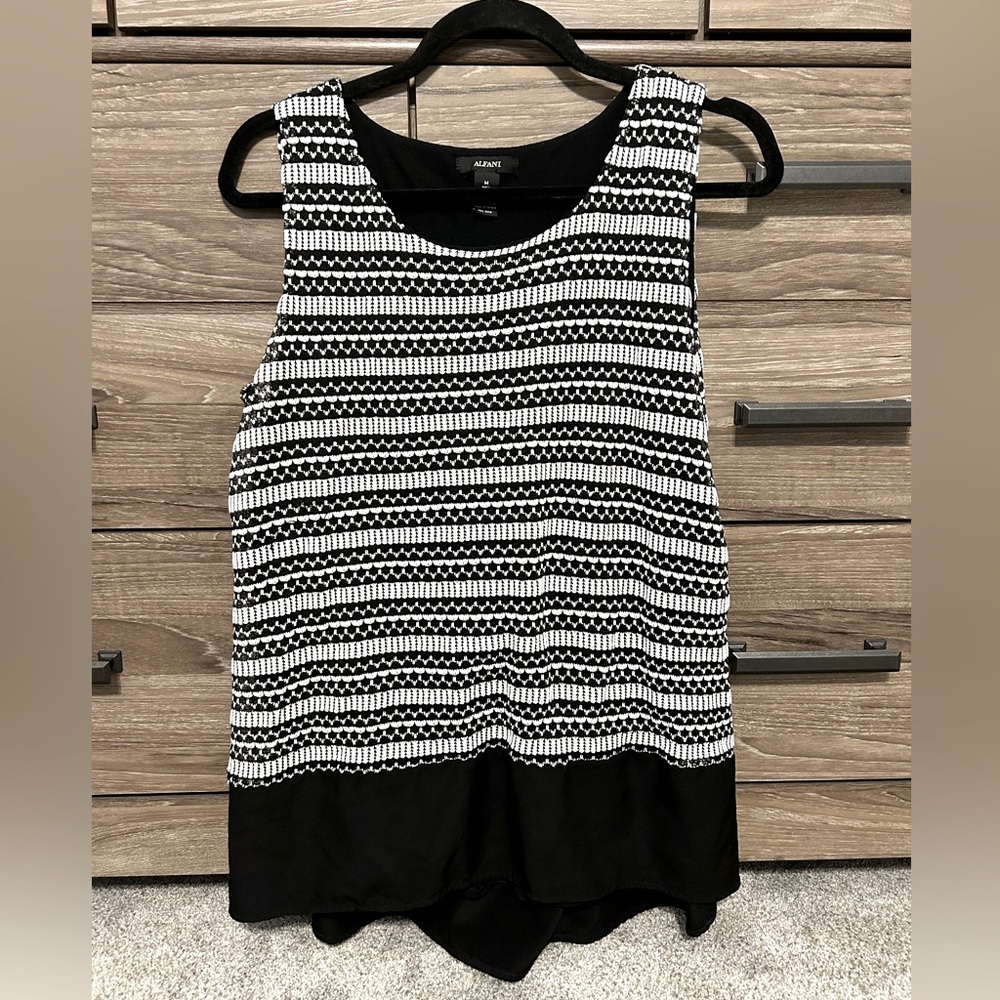 Alfani- women’s size medium sleeveless black and white blouse